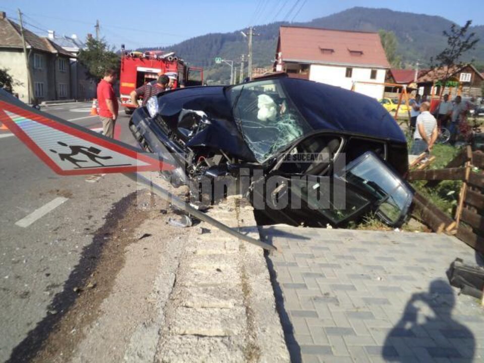 Șoferul a adormit la volan, a intrat pe contrasens și s-a izbit de un cap de pod din beton, după care s-a răsturnat pe partea stângă a drumului