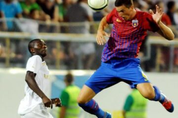 Florin Gardos (dreapta), de la Steaua București, se lupta pentru balon cu Kehinde Fatai (stânga), de la Astra Ploiesti. Foto: LAURENTIU MICH / MEDIAFAX