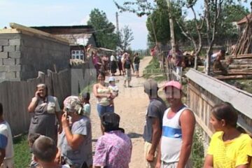 Zeci de săteni s-au adunat ieri pe ulița pe care sa petrecut crima