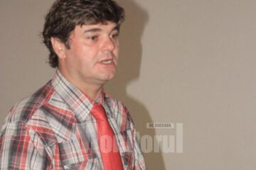 Întâlnirea publicului cu scriitorii locali a fost moderată de jurnalistul Relu Gavril Ursache