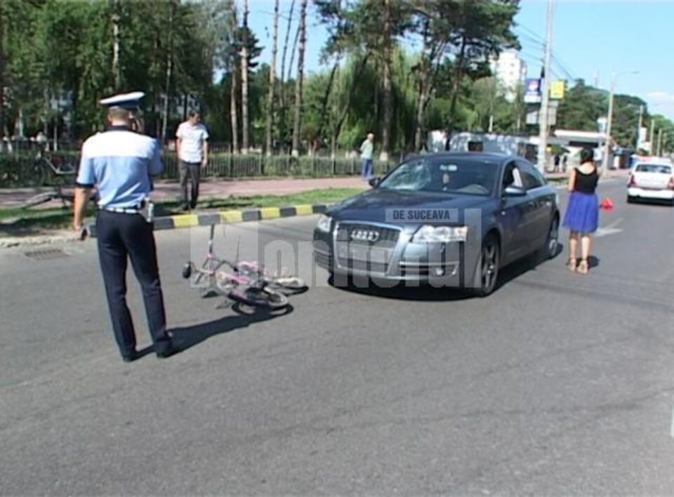 Impactul a fost violent, adolescentul lovindu-se cu capul de parbrizul mașinii și apoi căzând pe carosabil