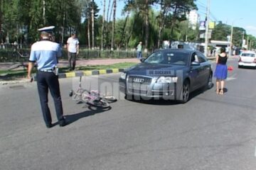 Impactul a fost violent, adolescentul lovindu-se cu capul de parbrizul mașinii și apoi căzând pe carosabil