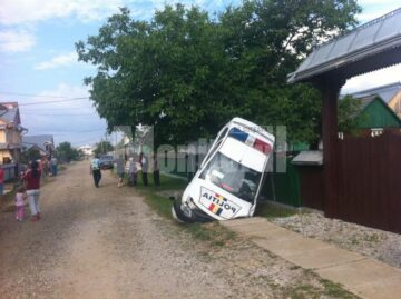 Agentul de la volan a scăpat mașina de sub control și a izbit violent un podeț, mașina rămânând suspendată de gardul din apropiere
