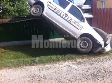Agentul de la volan a scăpat mașina de sub control și a izbit violent un podeț, mașina rămânând suspendată de gardul din apropiere