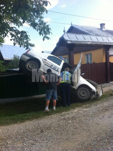 Agentul de la volan a scăpat mașina de sub control și a izbit violent un podeț, mașina rămânând suspendată de gardul din apropiere