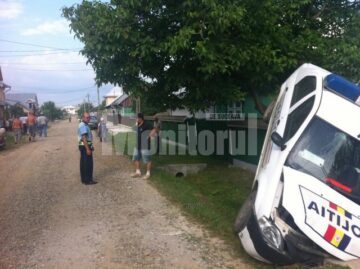 Agentul de la volan a scăpat mașina de sub control și a izbit violent un podeț, mașina rămânând suspendată de gardul din apropiere