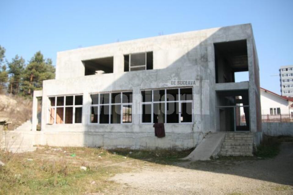 Clădirea de unde hoții de fier vechi au furat rama de termopan
