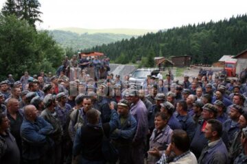 Minerii nemulțumiți s-au adunat în curtea minei Botușana