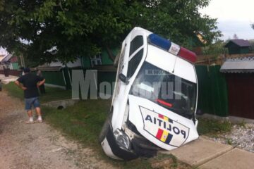 Autoturismul Dacia Logan de la Secția de Poliție Rurală Marginea, avariat grav în urma accidentului rutier produs marți după-amiază la Arbore