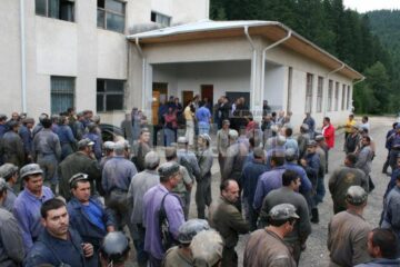 Minerii nemulțumiți s-au adunat în curtea minei Botușana