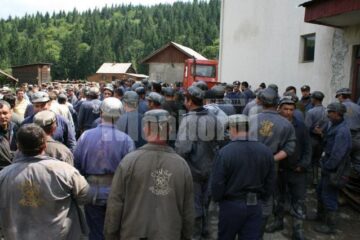 Minerii nemulțumiți s-au adunat în curtea minei Botușana