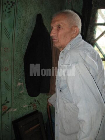 Casa în care locuiește Iulian Cucu din Vornicenii Mici, în vârstă de 86 de ani
