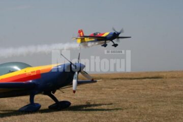 Avioane pregătite de zbor și avioane în zbor