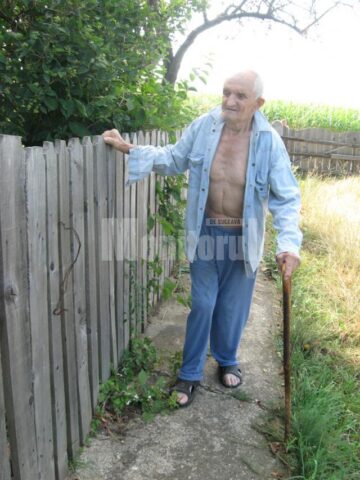 Iulian Cucu din Vornicenii Mici, în vârstă de 86 de ani, traiste în condiții groaznice