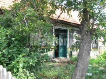 Casa în care locuiește Iulian Cucu din Vornicenii Mici, în vârstă de 86 de ani