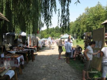 Peste 80 de meșteri și artizani din toată țara sunt prezenți în aceste zile pe aleea din Muzeul Satului
