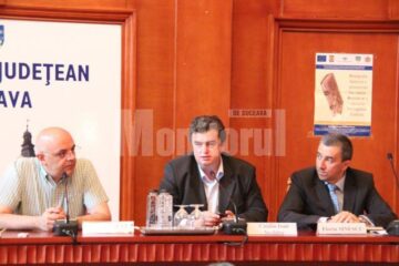 Subsecretarul de stat din cadrul Ministerului Sănătății, Raed Arafat, președintele CJ Suceava, Cătălin Nechifor, și prefectul Florin Sinescu