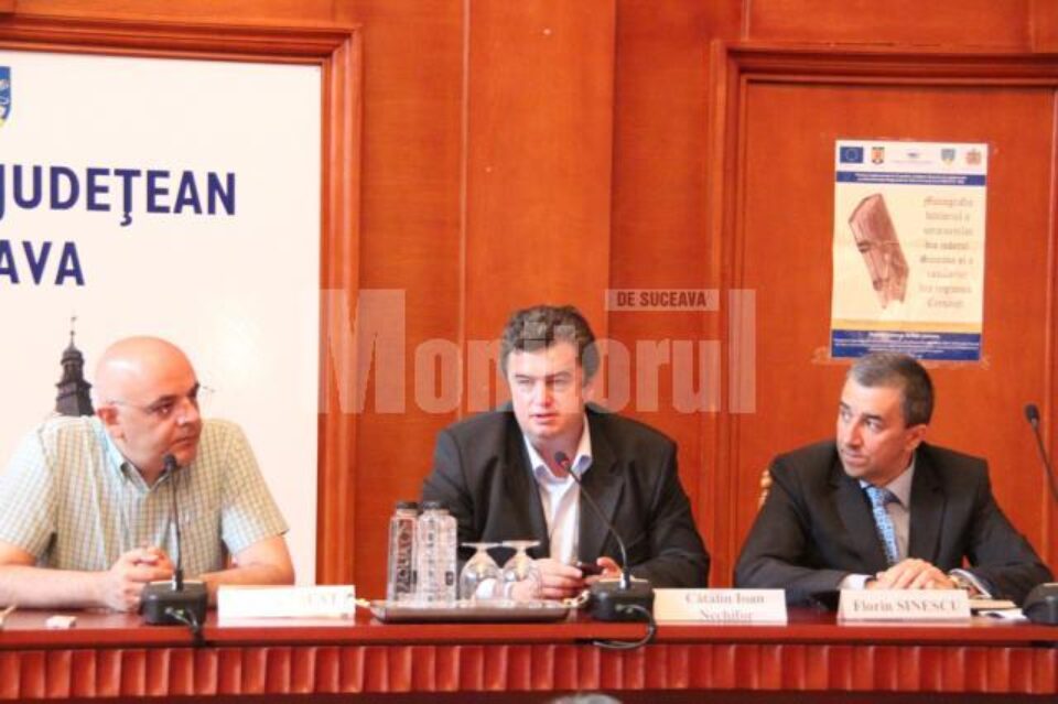 Subsecretarul de stat din cadrul Ministerului Sănătății, Raed Arafat, președintele CJ Suceava, Cătălin Nechifor, și prefectul Florin Sinescu