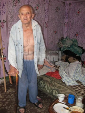 Casa în care locuiește Iulian Cucu din Vornicenii Mici, în vârstă de 86 de ani