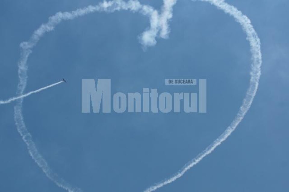 Inima desenată pe cerul Sucevei de ”Bandiții Aerului”