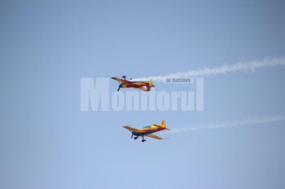 Avioanele Vulturilor României zboară la câțiva metri unul de celalalt