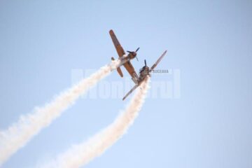 Acrobații extreme ale piloților veniți la mitingul aviatic din Suceava