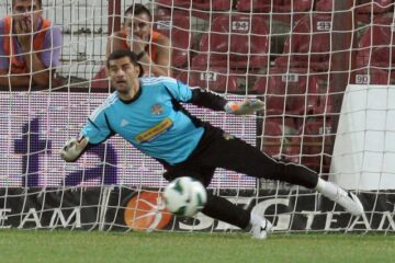 Daniel Coman, portarul echipei FC Vaslui, încearcând să apere lovitura de la 11 metri. Foto: Mediafax