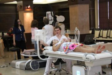 Persoanele care au participat la prezentarea celor două aparate au putut și să le testeze pe propria piele