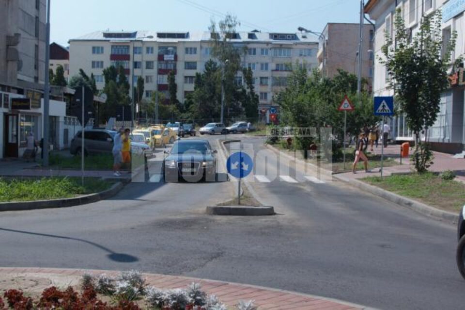 Indicatoare rutiere de ocolire, dispuse total greșit, în centrul Sucevei