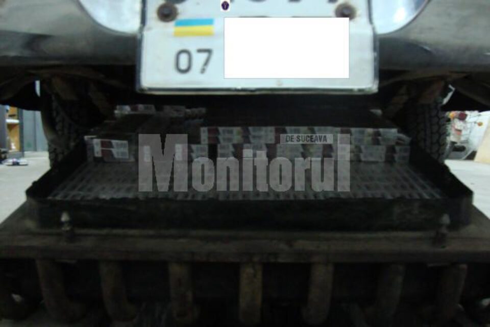 Mașina modificată special pentru transportul țigărilor a fost reținută în vederea confiscării, aceeași măsură fiind luată și în cazul țigărilor