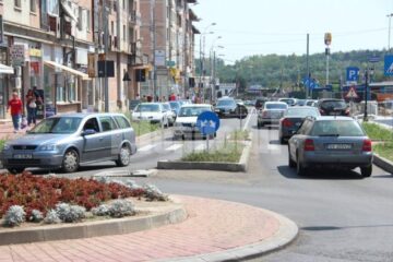 Indicatoarele greșite montate în sensul giratoriu din fața Casei de Cultură