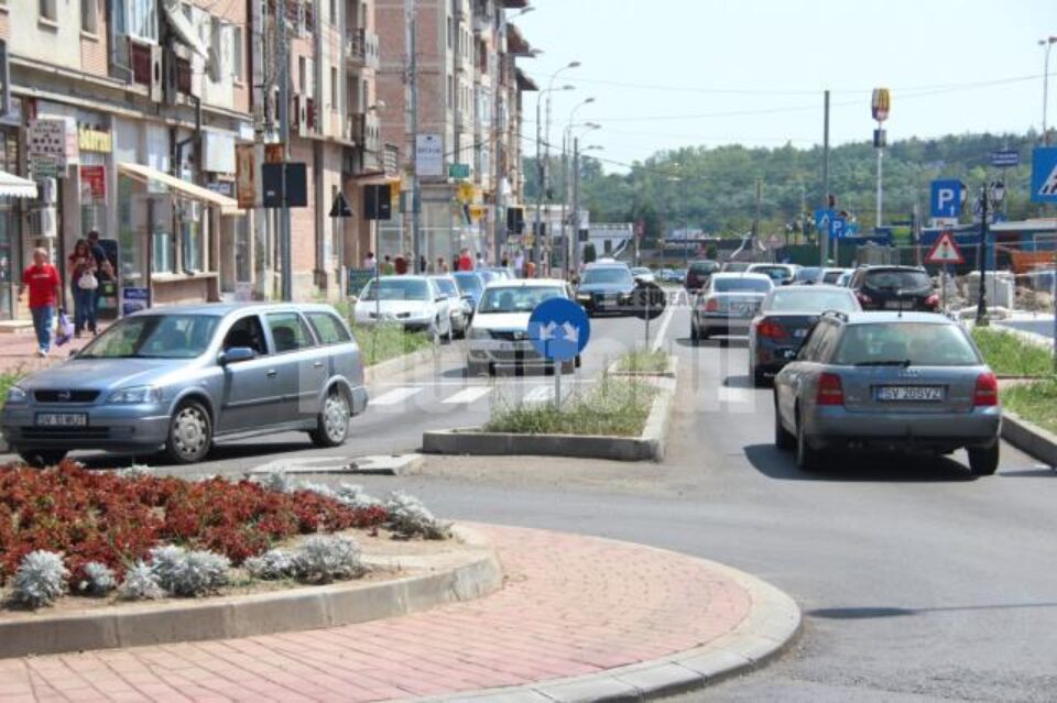 Indicatoarele greșite montate în sensul giratoriu din fața Casei de Cultură