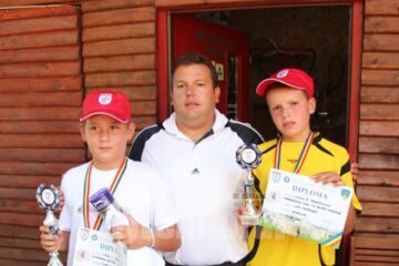 Mihai Pop, managerul turneului Cupa Interconti, împreună cu cei doi finaliști ai categoriei 12 ani, Andrei Cojocaru și Ioan Marincuța