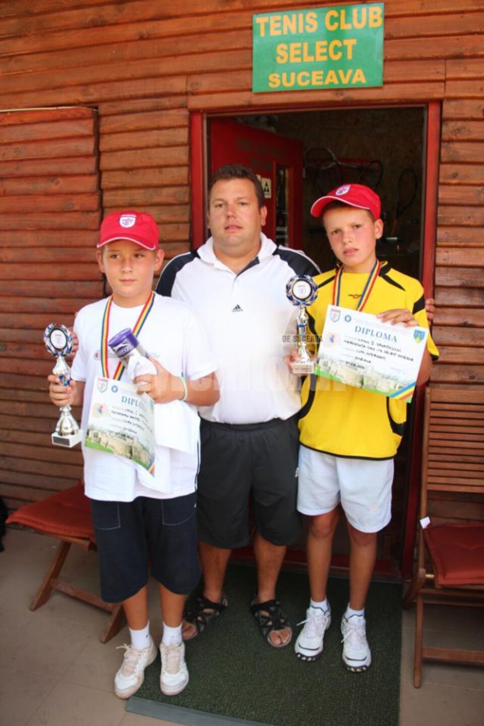 Mihai Pop, managerul turneului Cupa Interconti, împreună cu cei doi finaliști ai categoriei 12 ani, Andrei Cojocaru și Ioan Marincuța Mihai Pop, managerul turneului Cupa Interconti, împreună cu cei doi finaliști ai categoriei 12 ani, Andrei Cojocaru și Ioan Marincuța