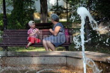 Pentru a suporta cât mai bine canicula, sucevenii s-au apropiat de fântânile arteziene