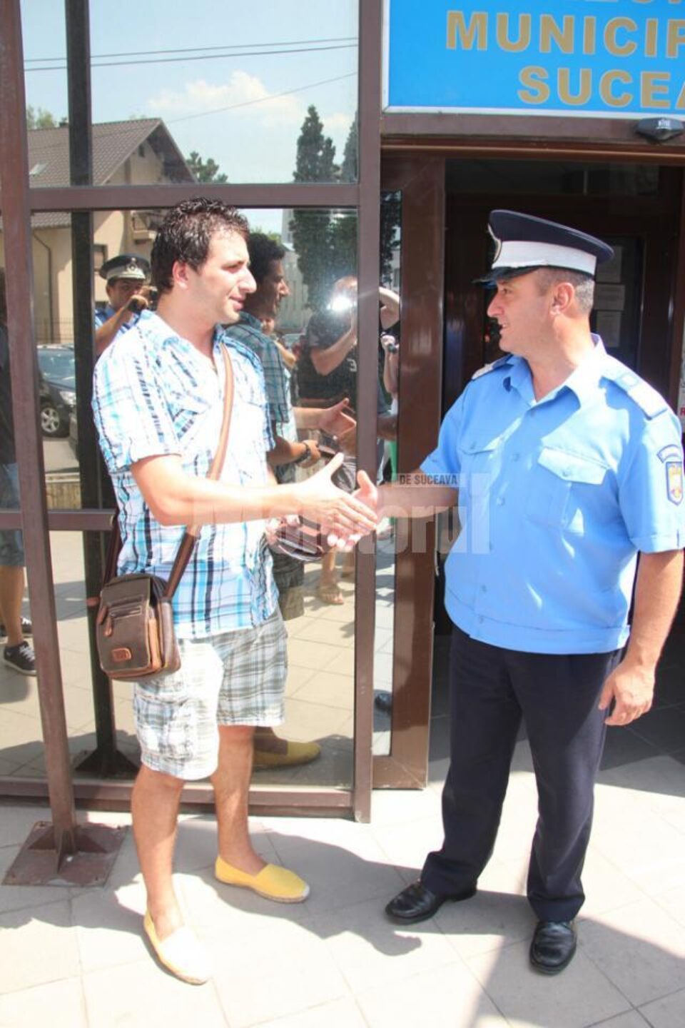 Jandarmul și tânărul căruia i-a recuperat portofelul