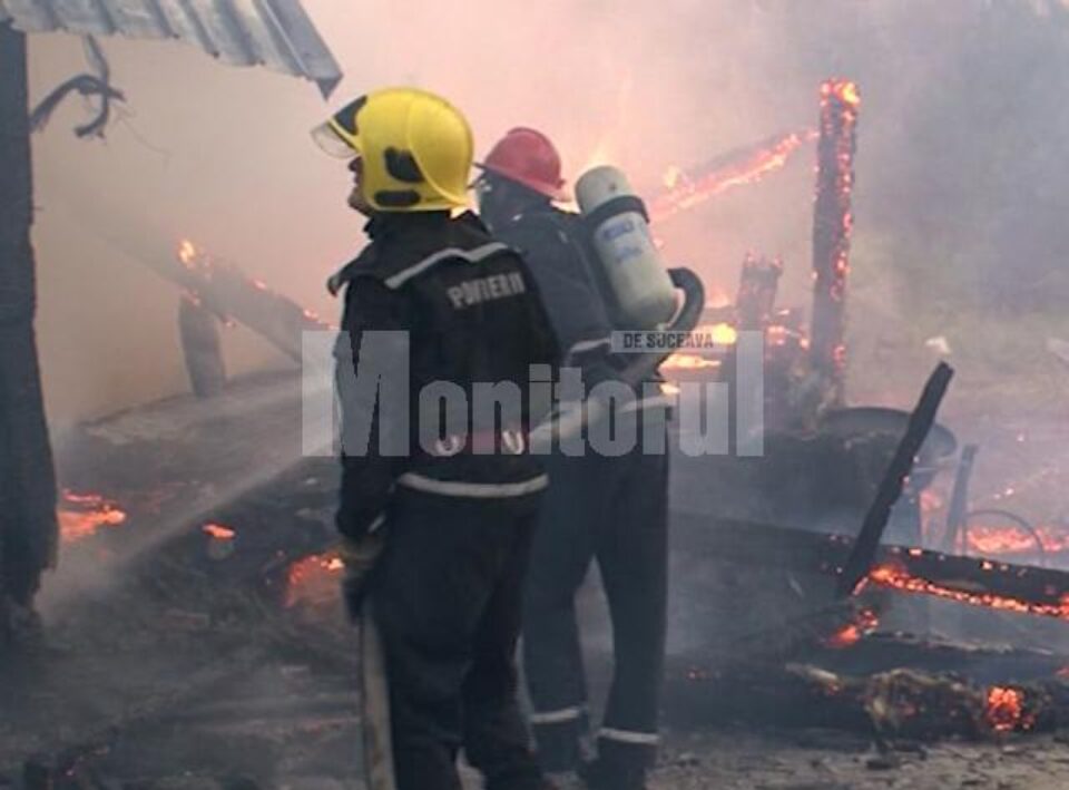 Flăcările s-au extins din cauza vântului la gospodăriile altor doi vecini