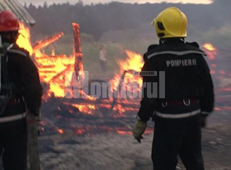 Flăcările s-au extins din cauza vântului la gospodăriile altor doi vecini