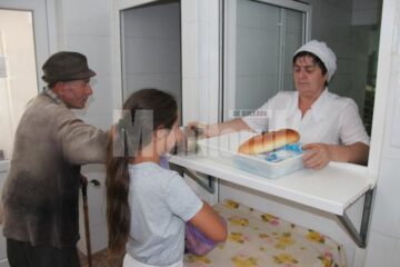 Nevoiașii își așteaptă rândul la mâncare
