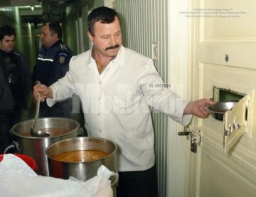 Deținuții din arestul poliției primesc Meniul Zilei de la restaurant