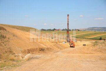 Lucrările de stabilizare a versantului din apropierea râului Suceava se derulează la ralanti