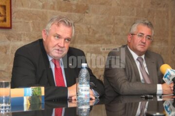 Excelența Sa Pieter Swanepoel, ambasadorul Africii de Sud, și Ion Lungu, primarul Sucevei