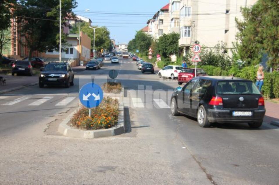 Indicatoarele rutiere de ocolire montate greșit în sensul giratoriu din Obcini