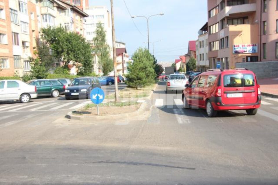 Indicatoarele rutiere de ocolire montate greșit în sensul giratoriu din Obcini