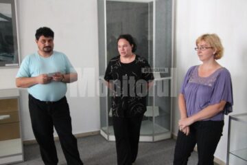 Directorul Muzeului Bucovinei, Emil Ursu, șefa Serviciului Arhivelor Naționale, Simona Palagheanu, și muzeograful Monica Dejan