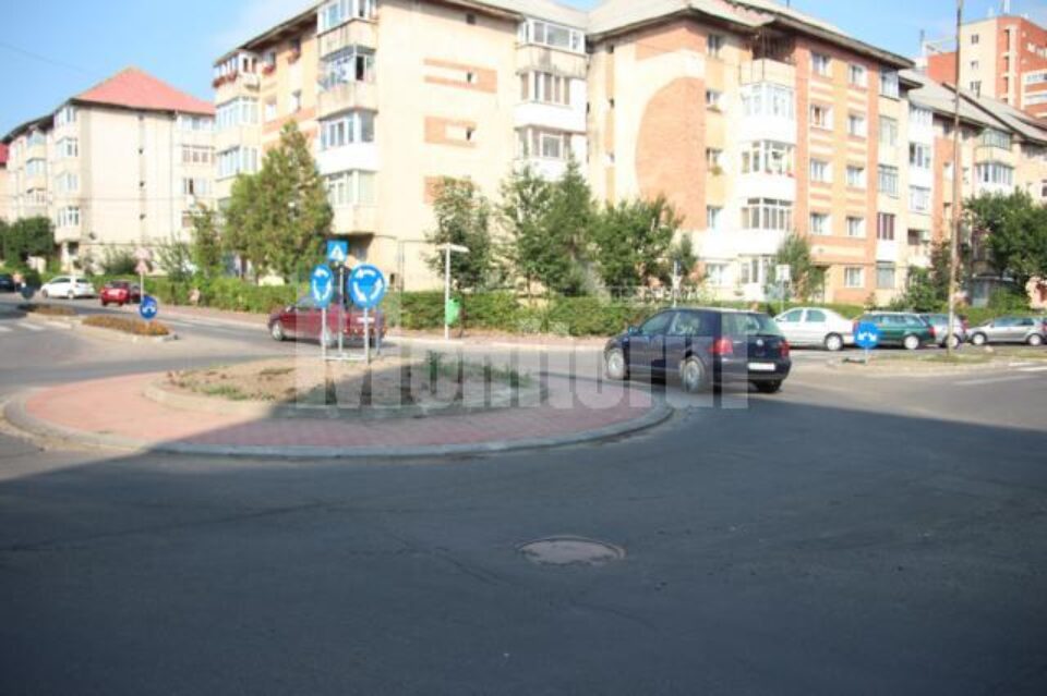 Indicatoarele montate greșit la sensul giratoriu din Obcini