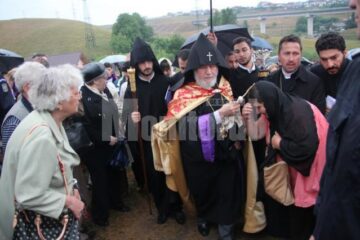 Soborul de clerici armeni, în frunte cu Sanctitatea Sa Karekin al II-lea, i-a binecuvântat pe credincioși