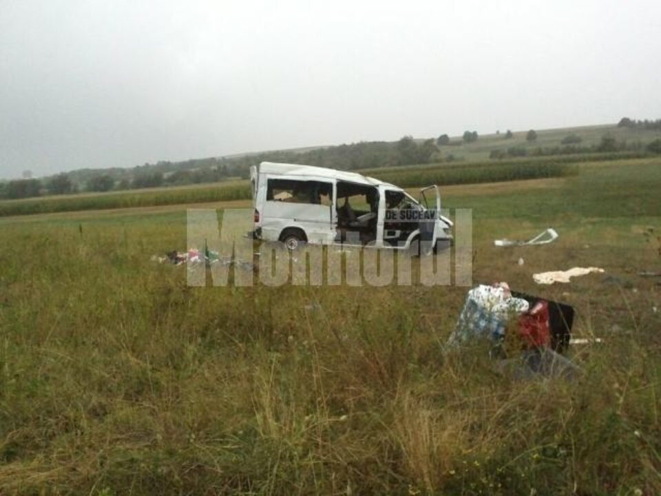 Mașina s-a răsturnat în afara drumului, ajungând la aproximativ 15 metri de carosabil