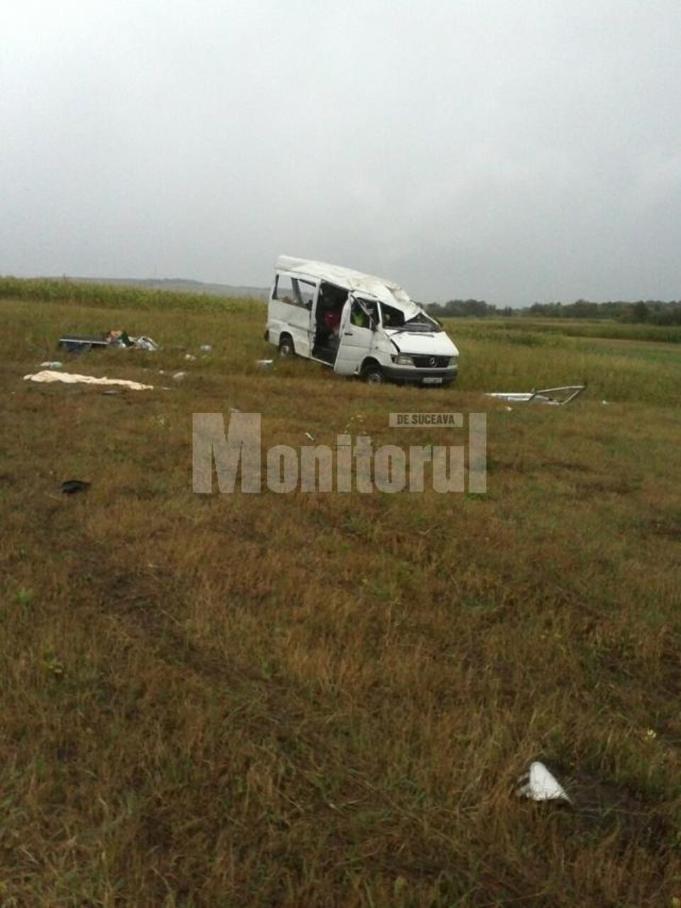 Mașina s-a răsturnat în afara drumului, ajungând la aproximativ 15 metri de carosabil