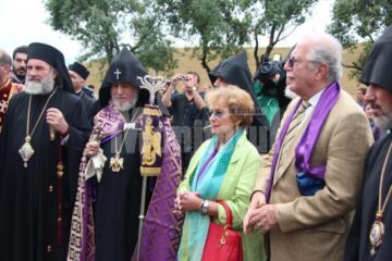 PS Ioachim Băcăuanul, alături de Sanctitatea Sa Karekin al II-lea